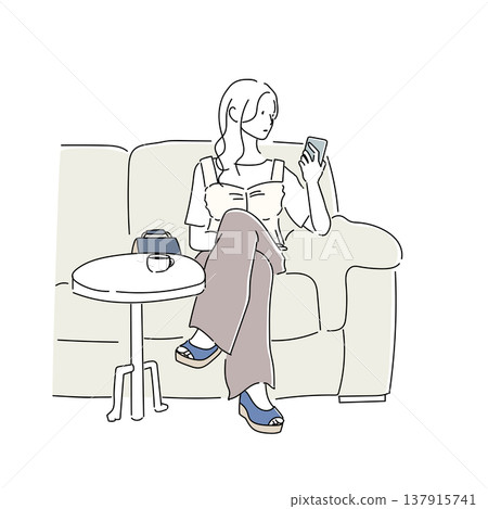 一位女士坐在咖啡館裡，一邊喝咖啡一邊看著她的智慧型手機；一幅時尚插畫，描繪了一件層疊式緊身胸衣造型的服裝。 137915741