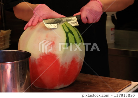 一個整個剝皮的大西瓜。 一個整個剝皮的大西瓜。 137915850