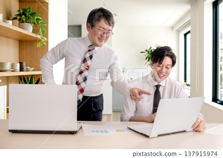 下屬解釋,上司表揚。 下屬解釋,上司表揚。 137915974