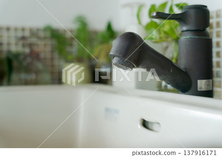 從水龍頭流出的水 137916171