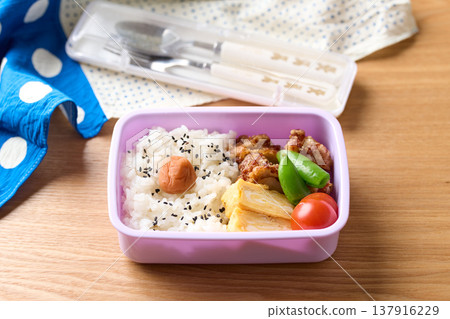 Children's lunch box Children's lunch box 137916229