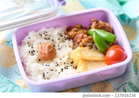 Children's lunch box Children's lunch box 137916238
