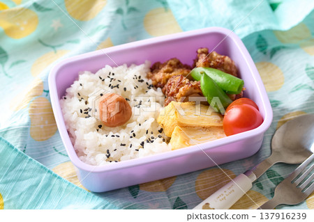 Children's lunch box 137916239