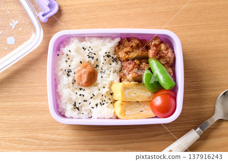 Children's lunch box Children's lunch box 137916243