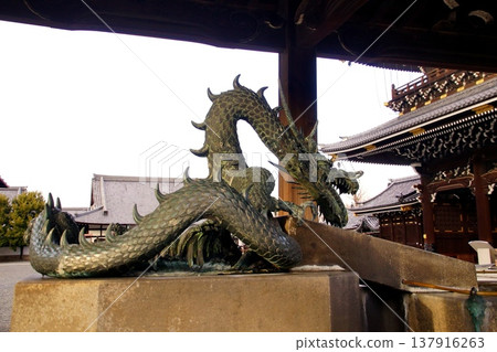Dragon at the Chozuya-yakata (water purification fountain) of Higashi Honganji Temple, Kyoto Prefecture, Tokoha-cho, Shimogyo Ward, Kyoto City, February 2022 Dragon at the Chozuya-yakata (water purification fountain) of Higashi Honganji Temple, Kyoto Prefecture, Tokoha-cho, Shimogyo Ward, Kyoto City, February 2022 137916263