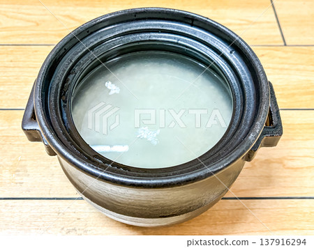 Rice cooked to perfection in an earthenware pot. Rice cooked to perfection in an earthenware pot. 137916294