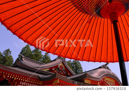 一把紅色的日本傘和一座神社 一把紅色的日本傘和一座神社 137916328