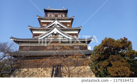 Hiroshima Castle: Main keep viewed from the site of the East Small Keep 137916472