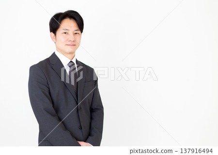 穿西裝的中年男性商人 137916494