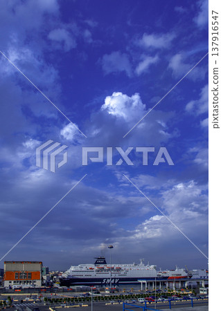 naples, napoli, cruise ship 137916547