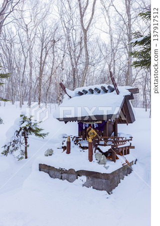 雪中掩埋的神社 雪中掩埋的神社 137917512