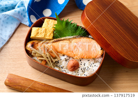 自製鮭魚便當 自製鮭魚便當 137917519