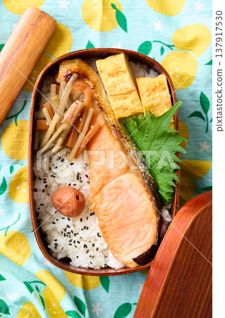 自製鮭魚便當 自製鮭魚便當 137917530