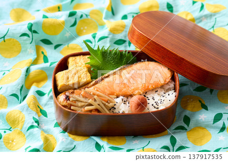 自製鮭魚便當 自製鮭魚便當 137917535