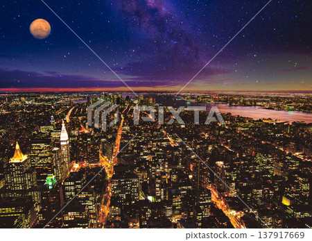 曼哈頓摩天大樓的美麗夜景 曼哈頓摩天大樓的美麗夜景 137917669