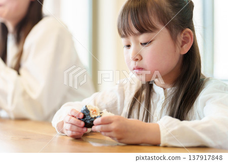 A girl who eats onigiri 137917848
