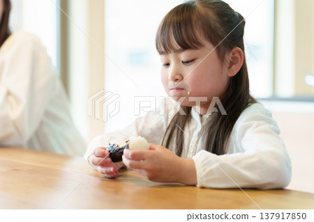 一個吃飯糰的女孩 一個吃飯糰的女孩 137917850
