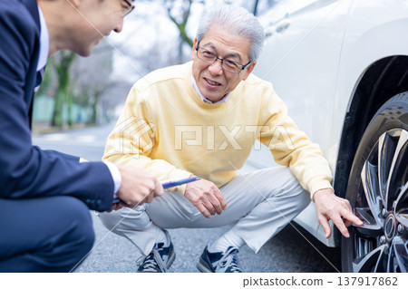 老年駕駛員參加駕駛執照更新考試。 老年駕駛員參加駕駛執照更新考試。 137917862