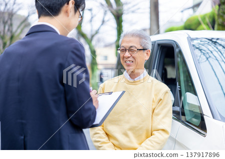 老年駕駛員參加駕駛執照更新考試。 137917896