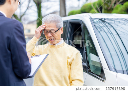 老年駕駛員參加駕駛執照更新考試。 老年駕駛員參加駕駛執照更新考試。 137917898