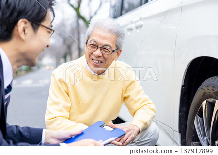 老年駕駛員參加駕駛執照更新考試。 137917899