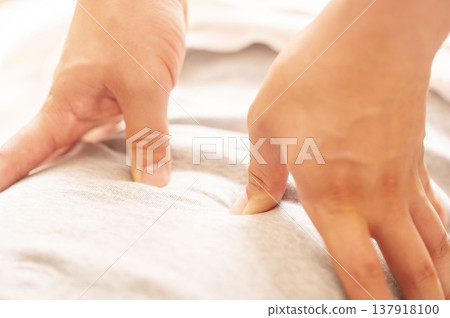 手法治療場景:一位脊椎按摩師正在為患者進行背部穴位按摩。展現放鬆和健康理念。 手法治療場景:一位脊椎按摩師正在為患者進行背部穴位按摩。展現放鬆和健康理念。 137918100