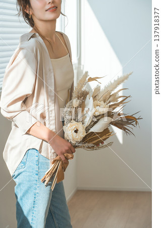 夕陽西下，窗邊站著一位女士（模特兒、時尚、光線、陰影） 137918377