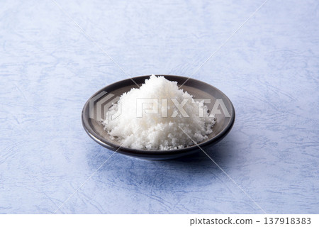 一小碟堆得滿滿的白鹽；象徵淨化、好運和風水；這是日本的傳統習俗。 137918383