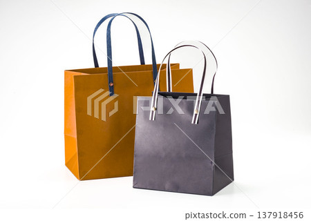 橙色和黑色紙袋、白色紙袋、購物袋、手提袋、禮品袋、商業和廣告材料。 橙色和黑色紙袋、白色紙袋、購物袋、手提袋、禮品袋、商業和廣告材料。 137918456