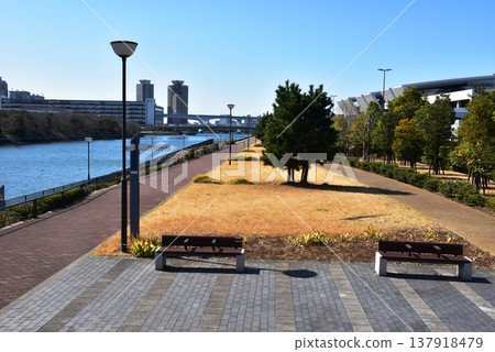 東京都江東區豐洲 Gururi 公園步道、豐洲市場和東雲運河 東京都江東區豐洲 Gururi 公園步道、豐洲市場和東雲運河 137918479
