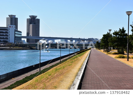 東京江東區豐洲 Gururi 公園步道和東雲運河 東京江東區豐洲 Gururi 公園步道和東雲運河 137918482