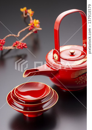 朱紅色漆器清酒套裝（杜鵑套裝）：新年慶祝活動使用的漆器清酒杯和碗，傳統的日本漆器。 137918579