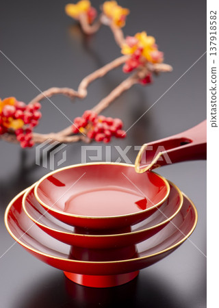 朱紅色漆器清酒套裝(杜鵑套裝):新年慶祝活動使用的漆器清酒杯和碗,傳統的日本漆器。 朱紅色漆器清酒套裝(杜鵑套裝):新年慶祝活動使用的漆器清酒杯和碗,傳統的日本漆器。 137918582
