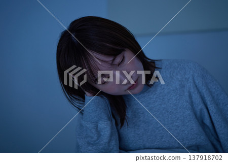 夜裡睡不著的女性 夜裡睡不著的女性 137918702