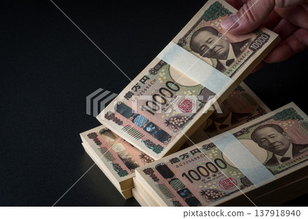 一疊鈔票。一幅陰暗的畫面。 137918940