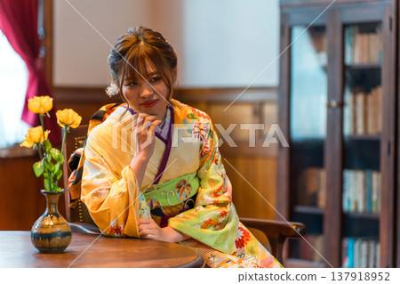 一位20歲的女子在復古風格的攝影棚拍攝成年禮前的寫真照。 137918952