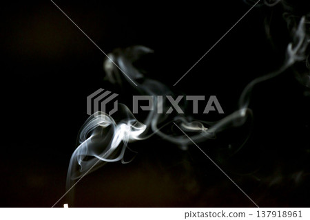 Art of white smoke on a black background; swirling smoke texture; composite/overlay material; incense/candle smoke. 137918961