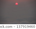 晨曦中升起一輪鮮紅的太陽 137919460