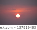 晨曦中升起一輪鮮紅的太陽 137919463