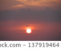 晨曦中升起一輪鮮紅的太陽 137919464