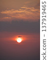 晨曦中升起一輪鮮紅的太陽 137919465
