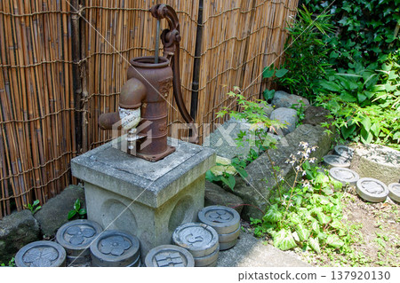 復古水井泵,日式花園場景。 復古水井泵,日式花園場景。 137920130