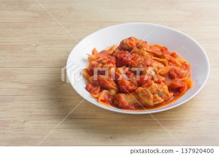 Chicken wings stewed in tomato sauce 137920400