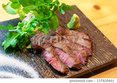 牛排橫切面及日式小菜 牛排橫切面及日式小菜 137920401