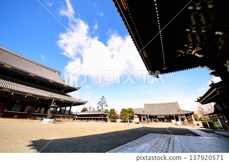 Kyoto Prefecture: Higashi Honganji Temple, Miei-do Gate & Miei-do Hall (Important Cultural Property), Tokiwa-cho, Shimogyo-ku, Kyoto City 137920571