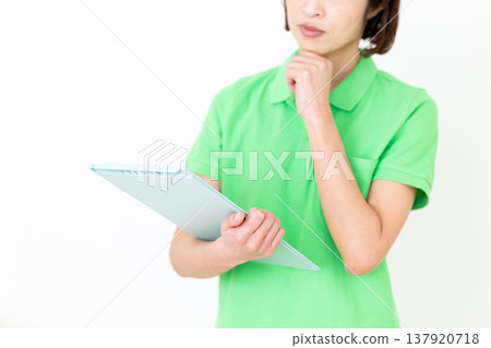 一位中年女性護理員在工作上遇到了困難。 137920718