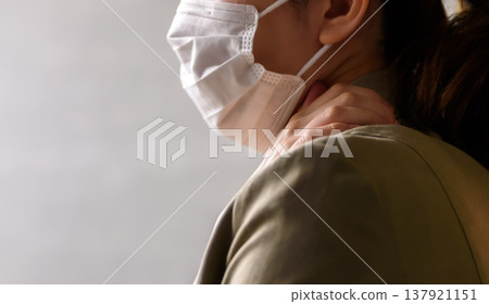 特寫鏡頭：一位女士肩膀僵硬 137921151