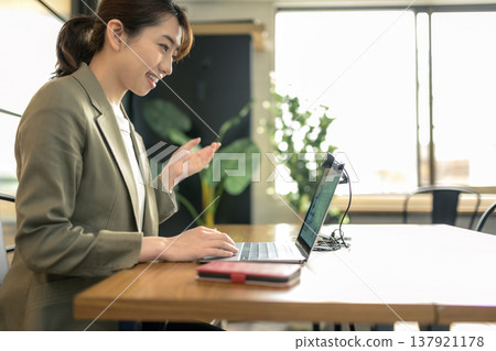 Business woman in an online meeting 137921178