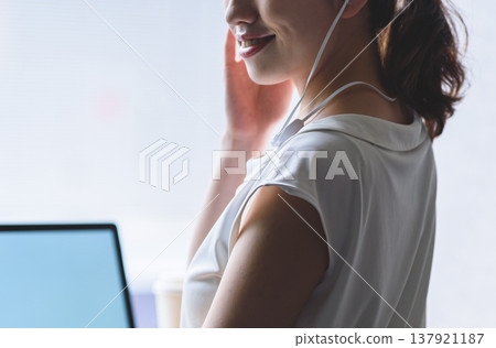 婦女用耳機聽音樂 137921187