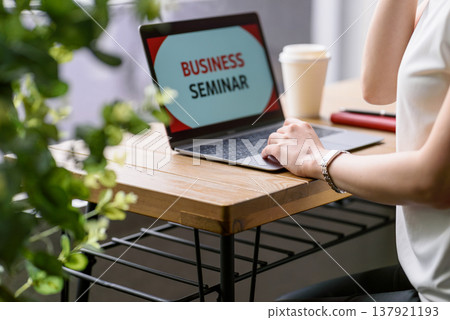 用筆記型電腦參加商務研討會 137921193